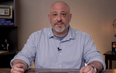 Support: Inserting a microSD™ Card on a dēzlCam™ 785 or dēzl 780